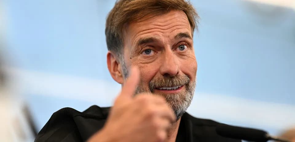 Entrenador dando un pulgar arriba en conferencia