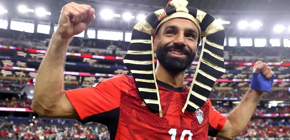Jugador celebrando con tocado de faraón en estadio