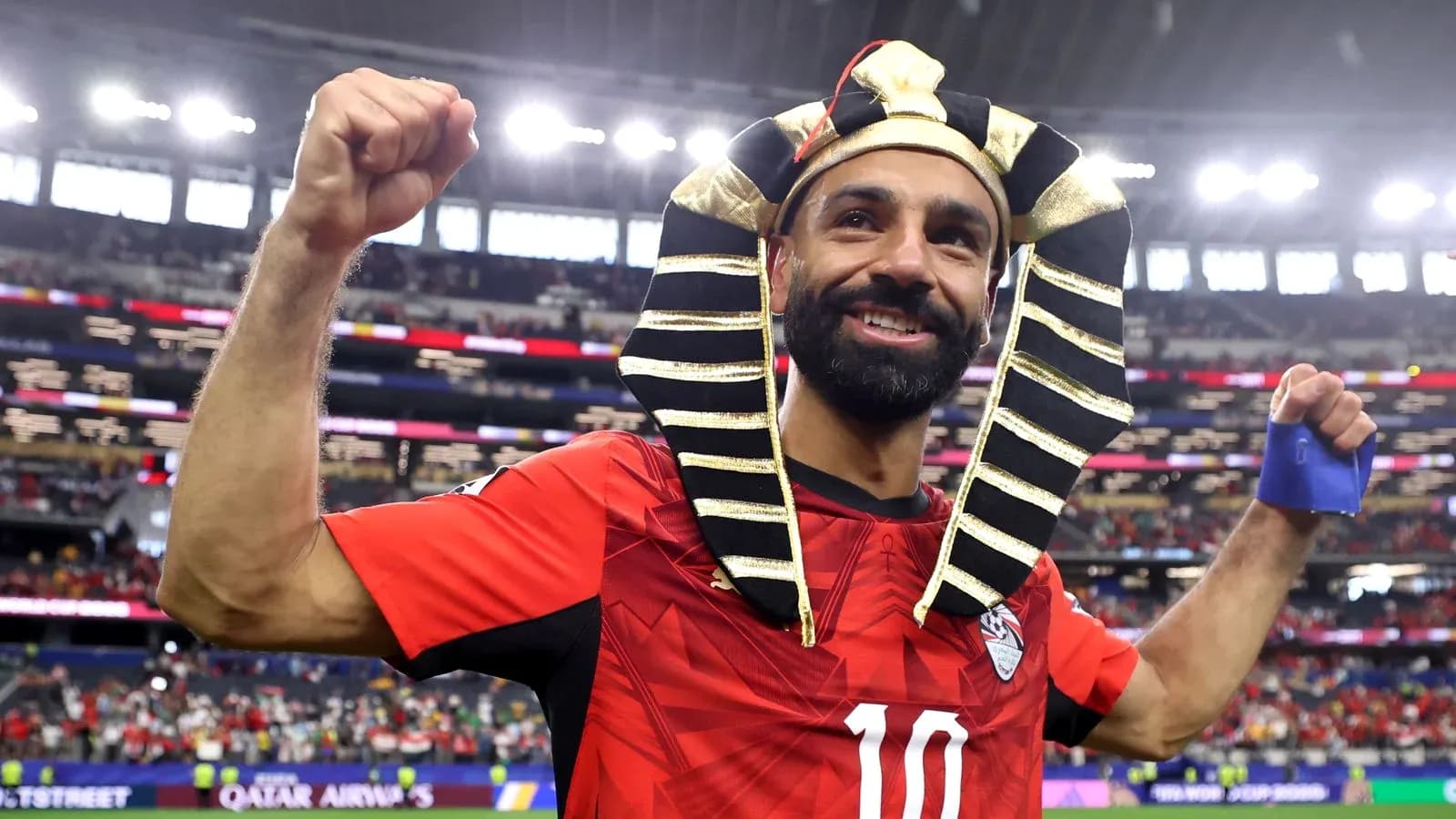 Jugador celebrando con tocado de faraón en estadio