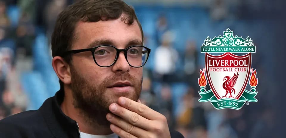 Hombre pensativo con el escudo de Liverpool FC