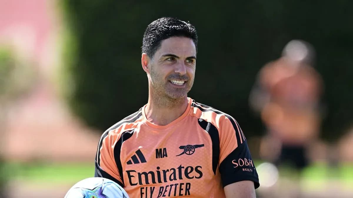Entrenador sosteniendo un balón durante la práctica