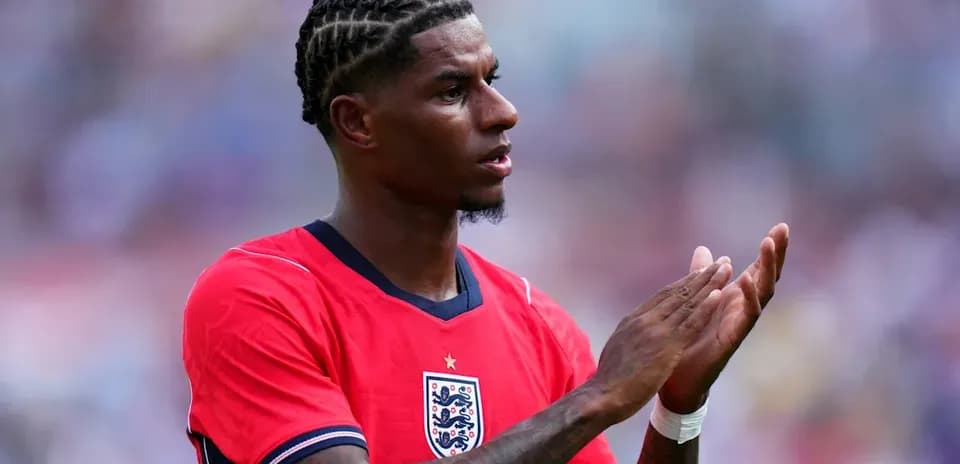 Jugador aplaudiendo en uniforme de Inglaterra