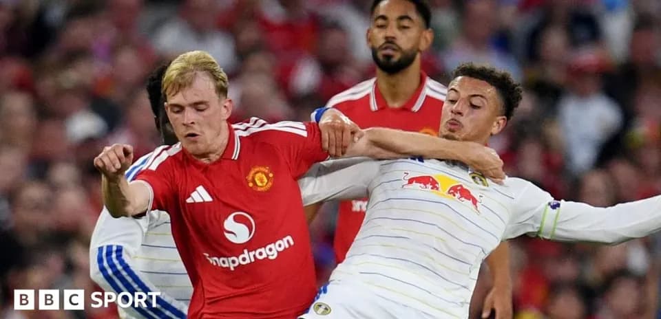 Jugadores de Manchester United y Leeds en disputa por el balón