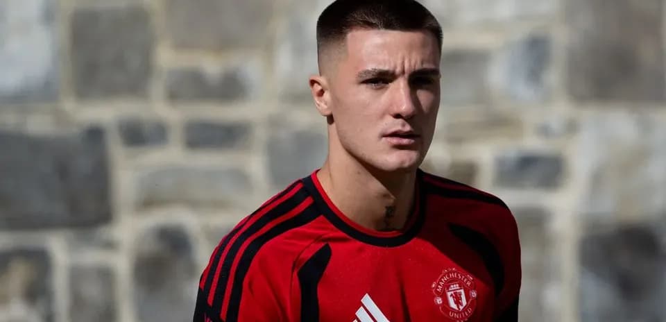 Jugador de fútbol en camiseta roja en entrenamiento