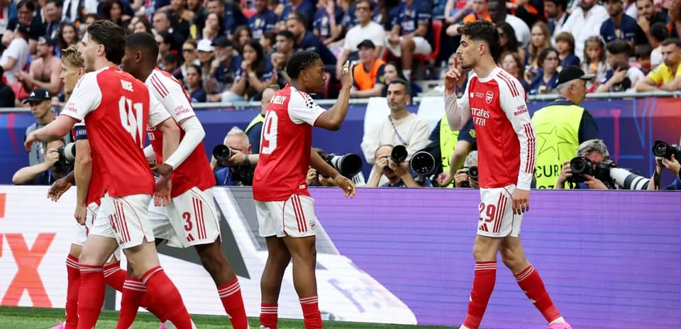 Jugadores de Arsenal celebrando un gol en el partido