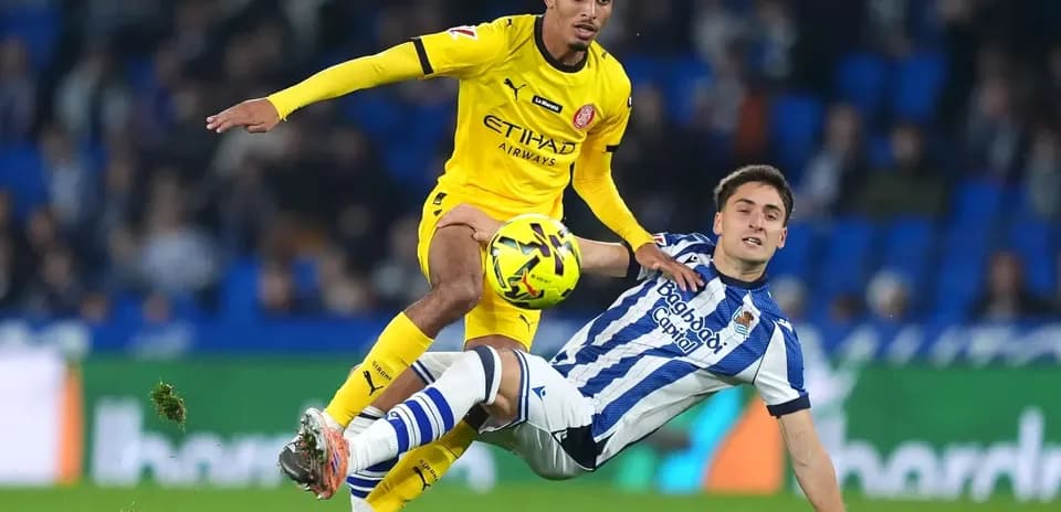 Jugador de Girona superando a rival de la Real Sociedad