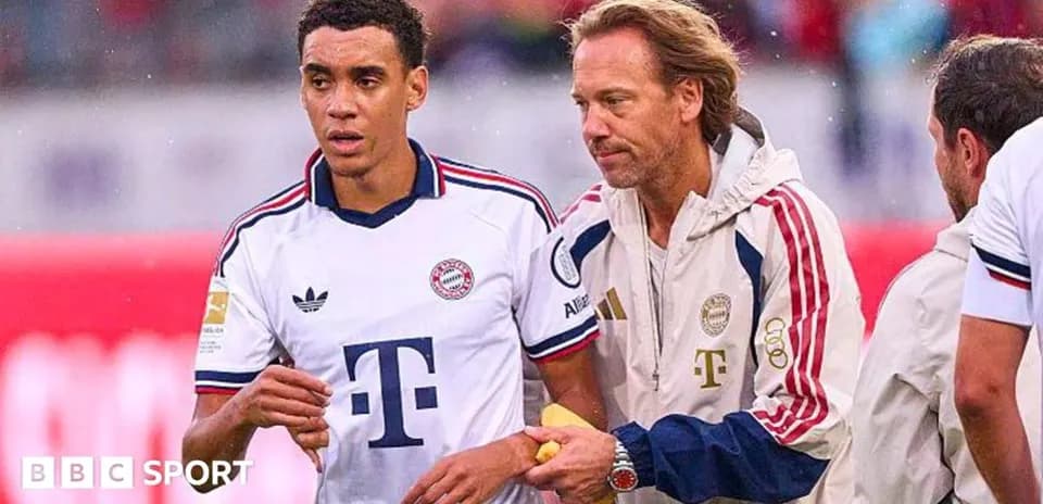 Jugador de Bayern Munich siendo atendido por el cuerpo técnico