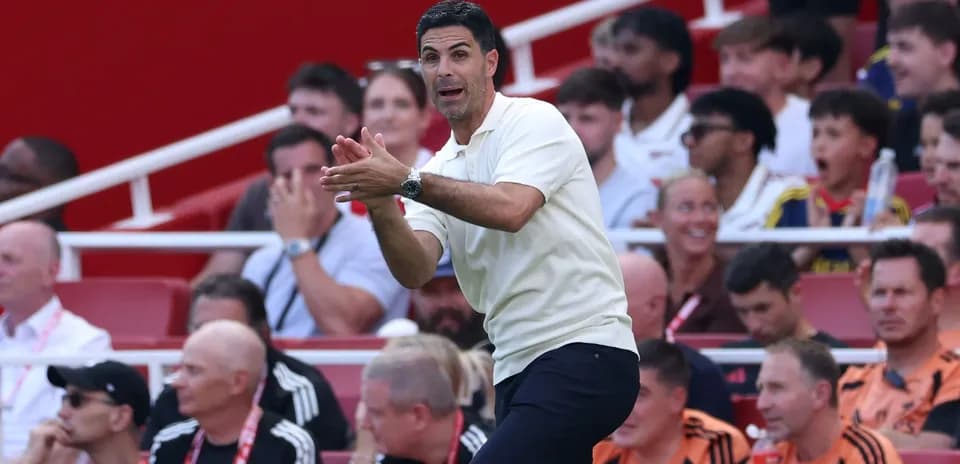 Entrenador dirigiendo al equipo desde la línea de banda