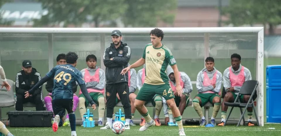 Jugadores en la línea de banda durante el partido