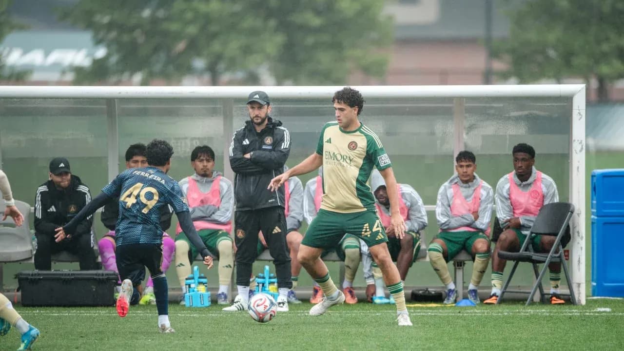 Jugadores en la línea de banda durante el partido
