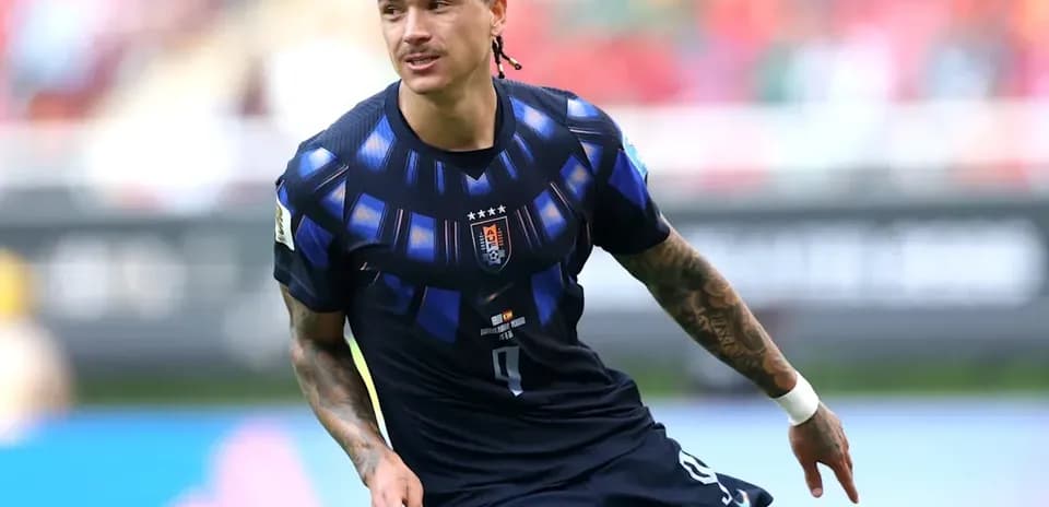 Jugador corriendo durante un partido de fútbol