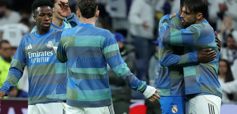 Jugadores del Real Madrid abrazándose en el campo