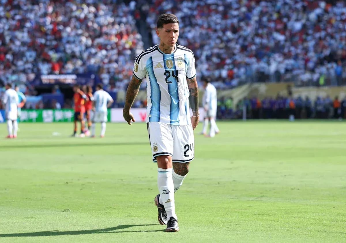 Jugador de Argentina caminando en el campo de juego