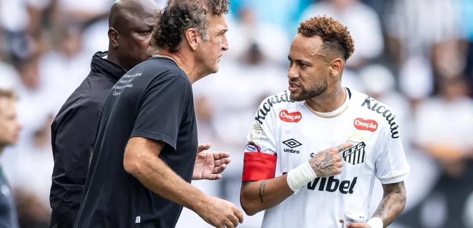 Neymar conversando con entrenador durante partido