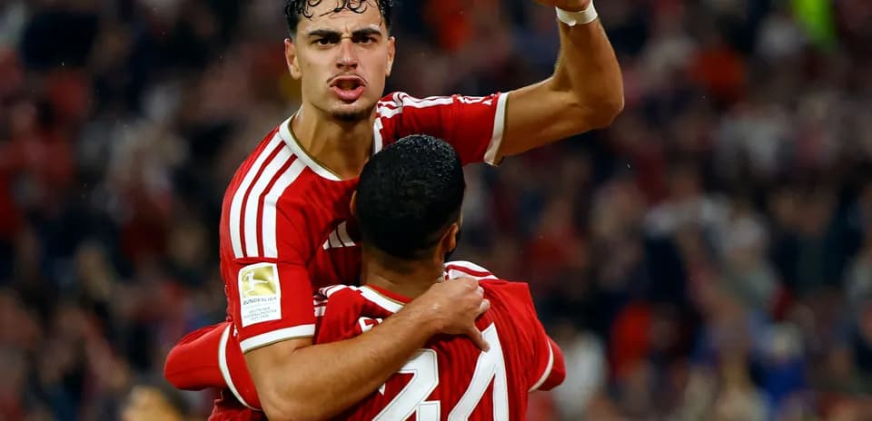 Jugadores celebrando un gol durante un partido