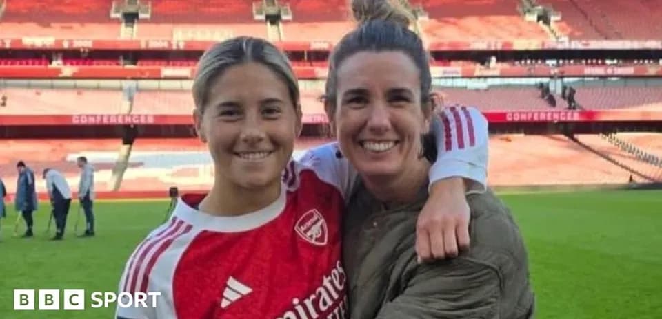 Jugadoras de Arsenal posando en el estadio