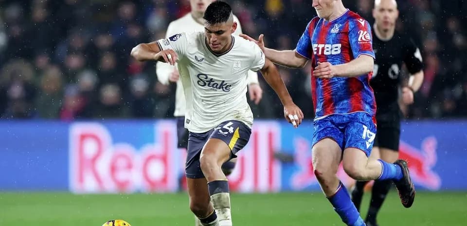 Jugador de Crystal Palace persigue a jugador de Everton