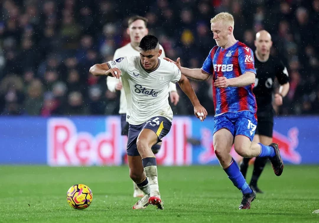 Jugador de Crystal Palace persigue a jugador de Everton