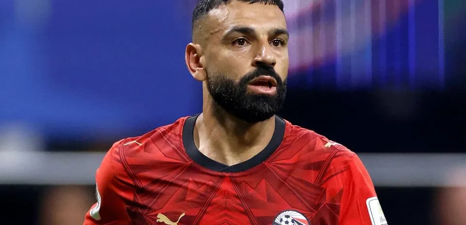 Jugador de fútbol con camiseta de Egipto en acción