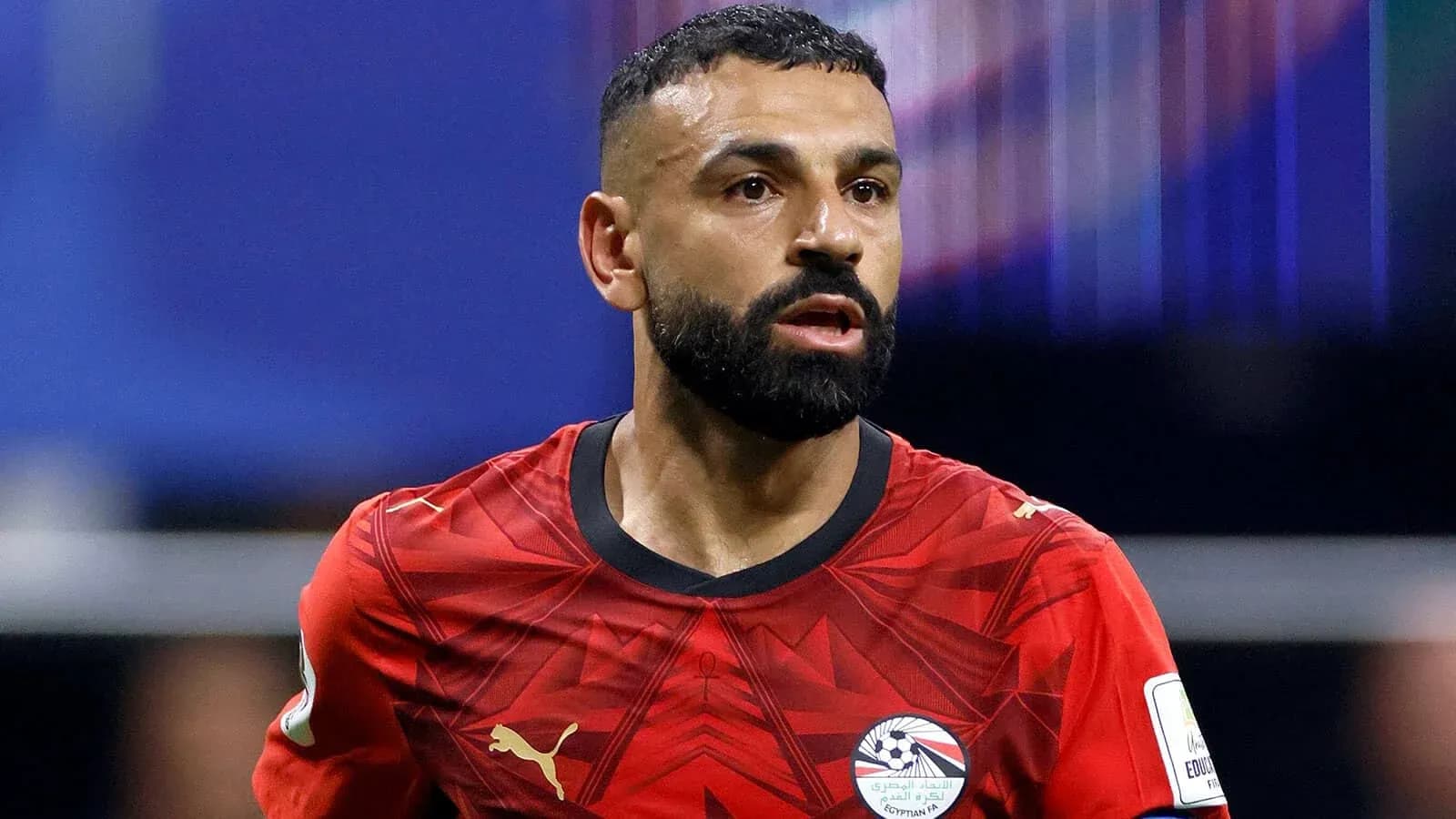 Jugador de fútbol con camiseta de Egipto en acción