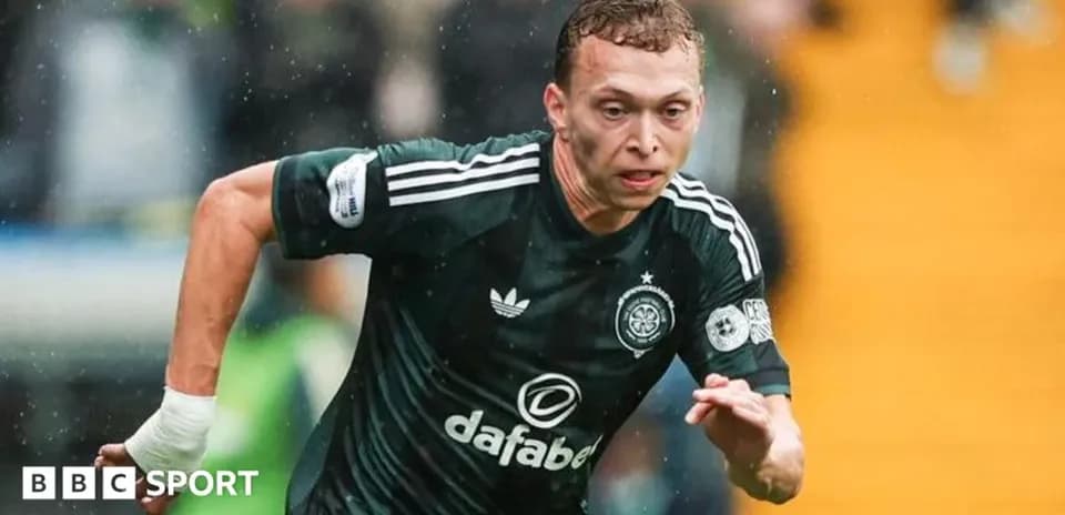 Jugador de Celtic corriendo en un partido bajo la lluvia