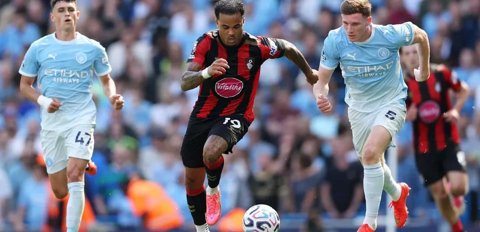 Jugador de Bournemouth corriendo con el balón