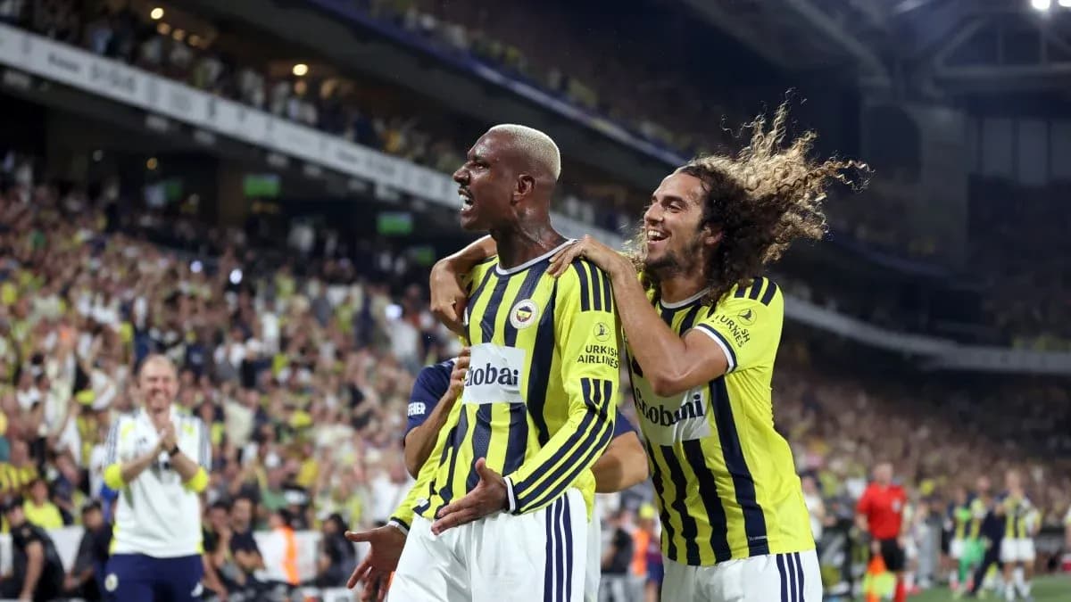 Jugadores de Fenerbahçe celebrando un gol