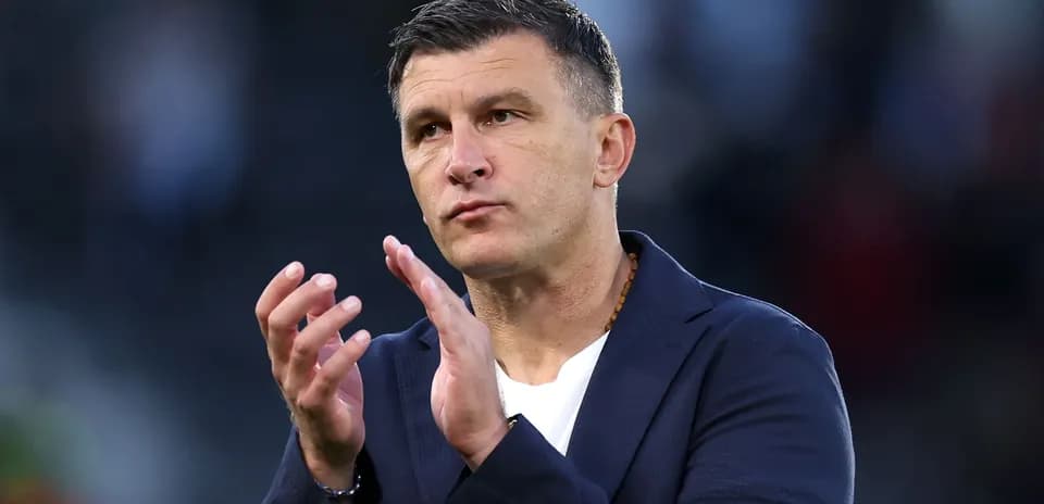 Entrenador aplaudiendo durante un evento deportivo