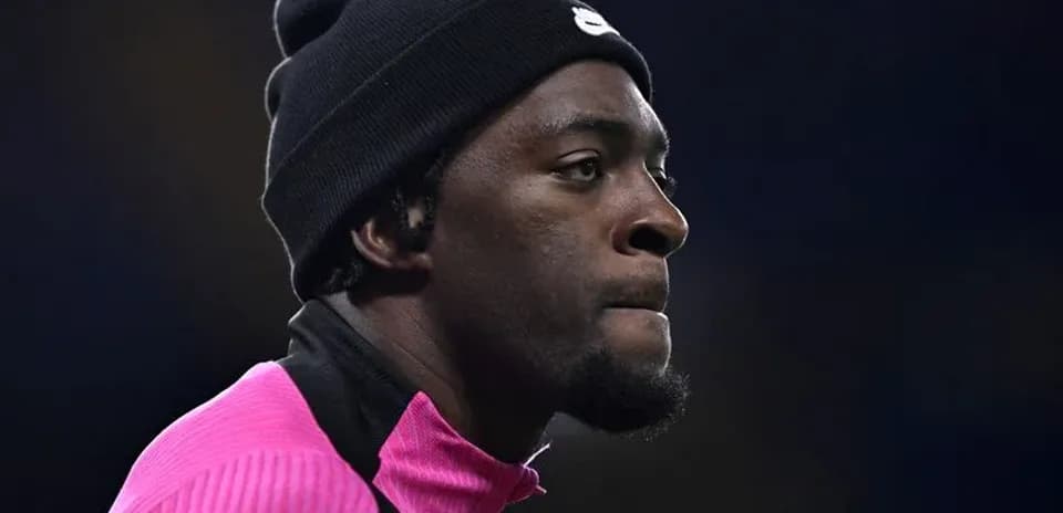 Jugador con gorro negro en uniforme rosa