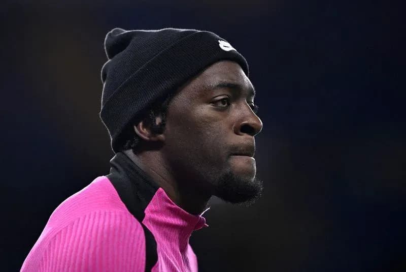Jugador con gorro negro en uniforme rosa