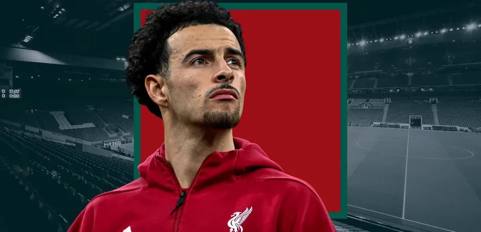 Jugador de Liverpool en vestimenta oficial en estadio