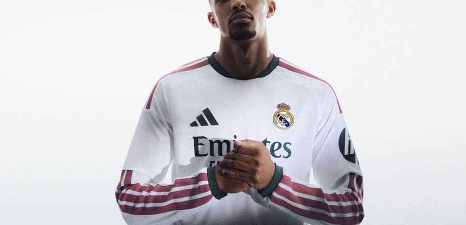 Jugador de Real Madrid con camiseta blanca de equipo