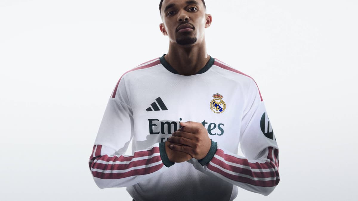 Jugador de Real Madrid con camiseta blanca de equipo
