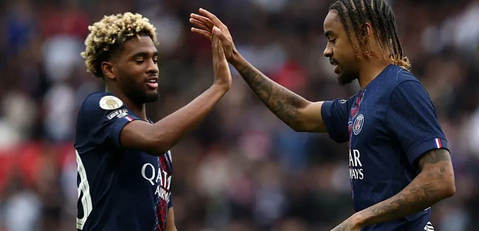 Jugadores del PSG celebrando con un choque de manos