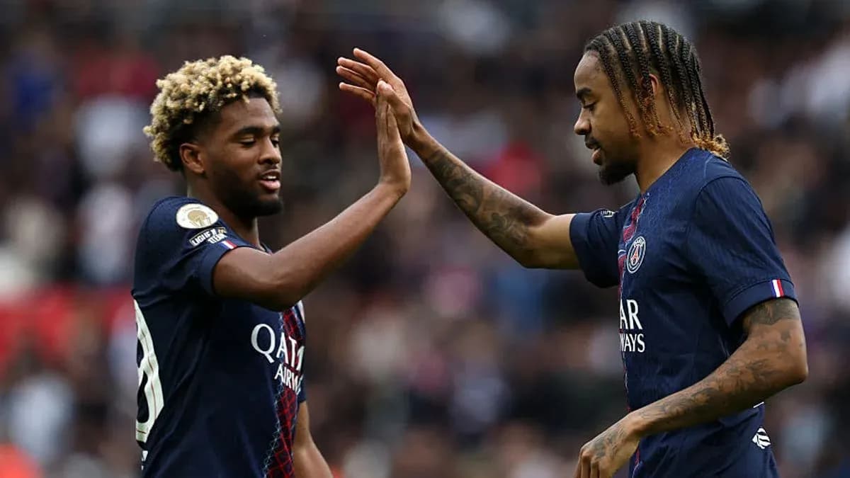 Jugadores del PSG celebrando con un choque de manos