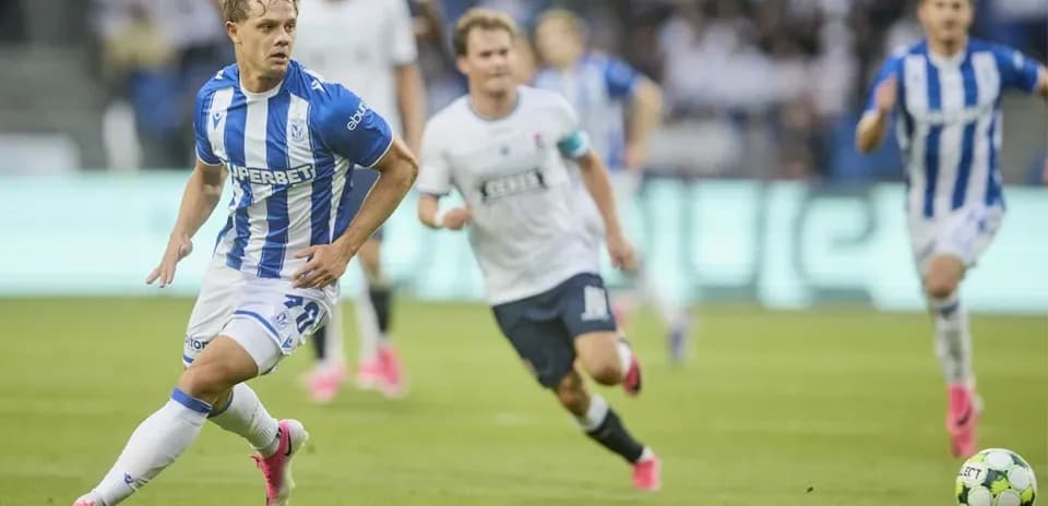 Jugador de Lech Poznan corriendo con el balón
