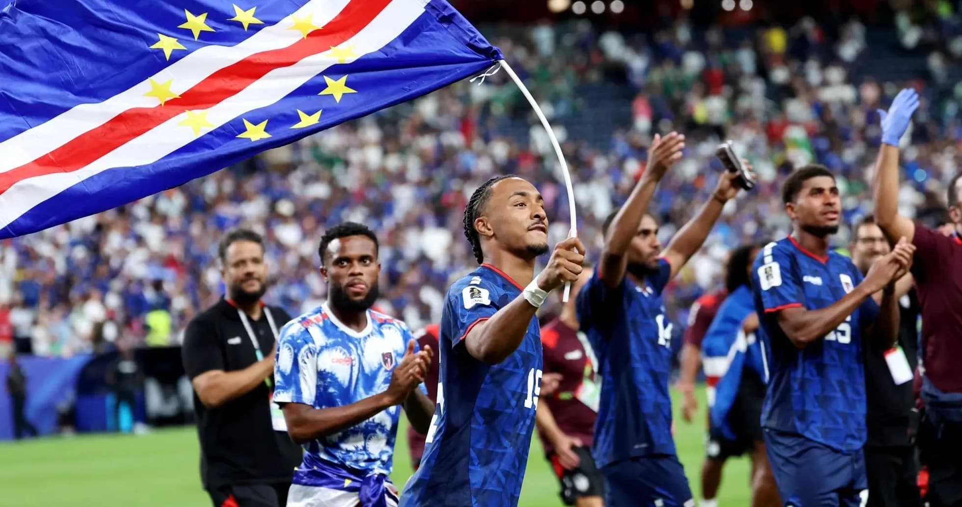 Jugador celebrando con bandera de Cabo Verde en el estadio