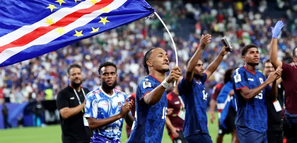 Jugador celebrando con bandera de Cabo Verde en el estadio