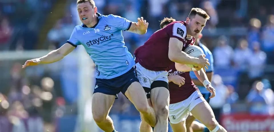 Jugador de Galway evade a un defensor de Dublín