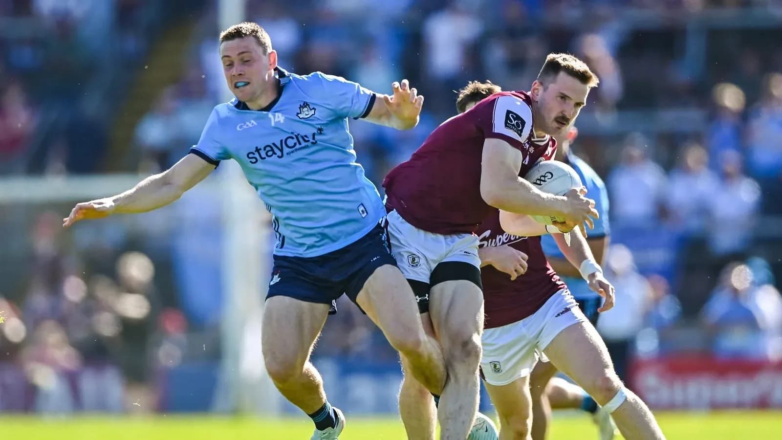 Jugador de Galway evade a un defensor de Dublín