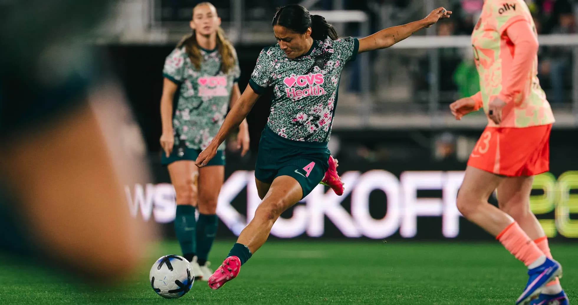 Jugadora pateando el balón en el partido