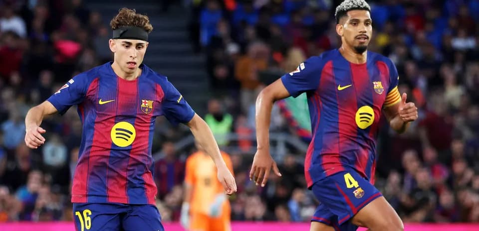 Jugadores del FC Barcelona corriendo en el campo