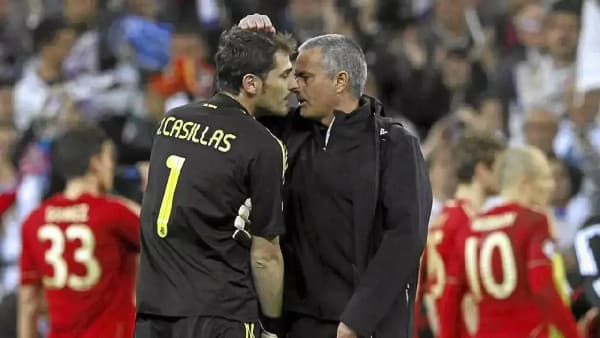 Iker Casillas conversando con José Mourinho tras el partido