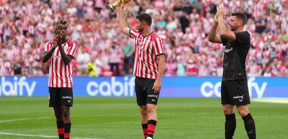 Jugadores del Athletic Club celebrando con trofeo en el estadio