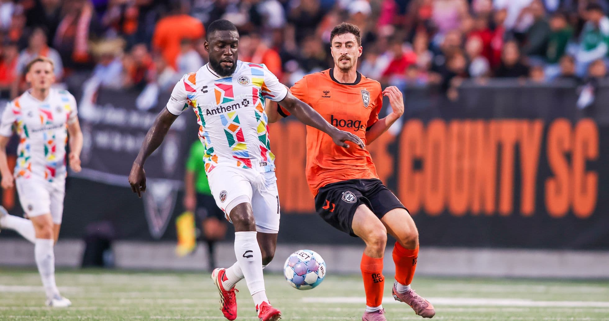 Jugador de Oakland Roots en acción contra Miami FC