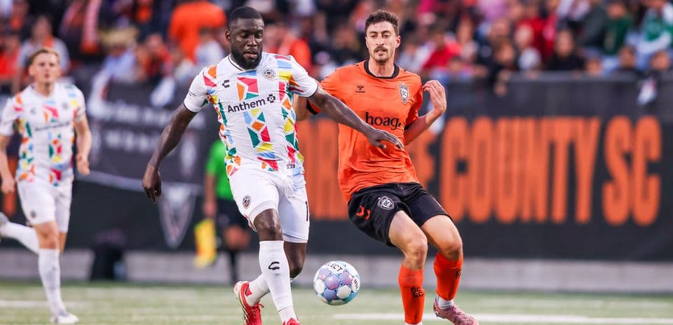 Jugador de Oakland Roots en acción contra Miami FC