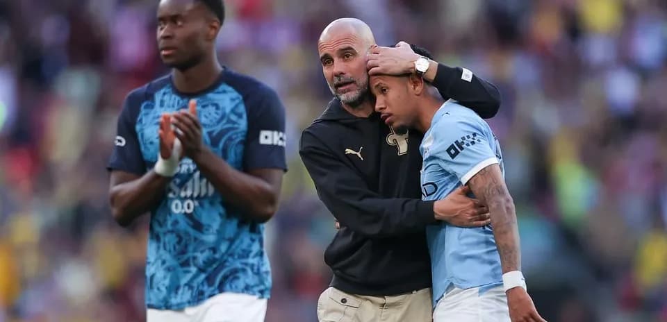 Entrenador consolando jugador tras el partido