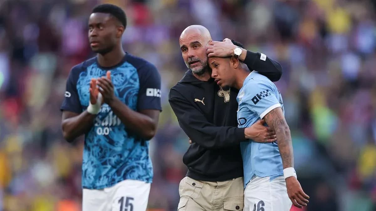 Entrenador consolando jugador tras el partido