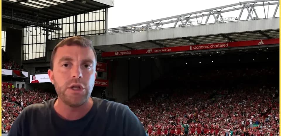 Presentador en Anfield con aficionados y jugadores