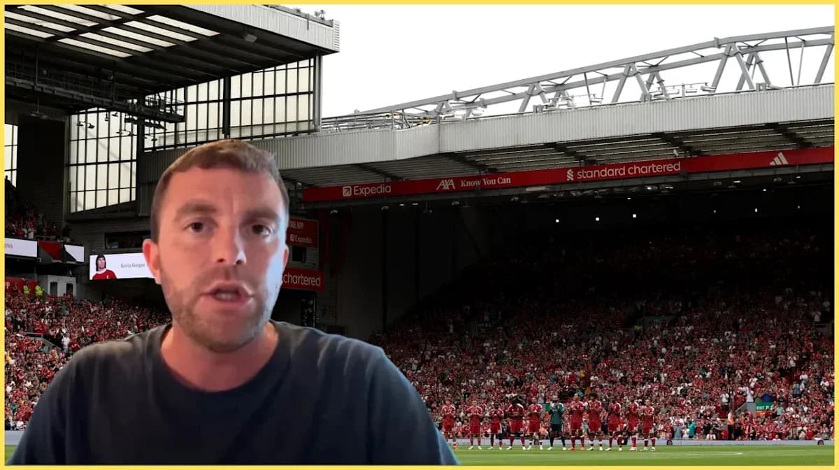 Presentador en Anfield con aficionados y jugadores